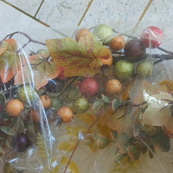 Harvest berrie,leaf, & pinecone Garland ,4 FT., NEW IN BOX,,By Valeri/Qvc - Picture 5 of 11